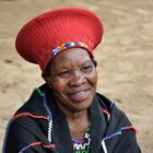 Zulu Lady in traditionellem Gewand
