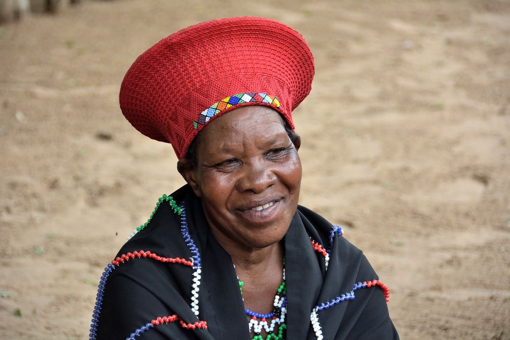 Zulu Lady in traditionellem Gewand