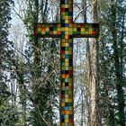 Zum 2. Ostertag: Kreuz über dem Altar im Nikolauskloster-Garten ...