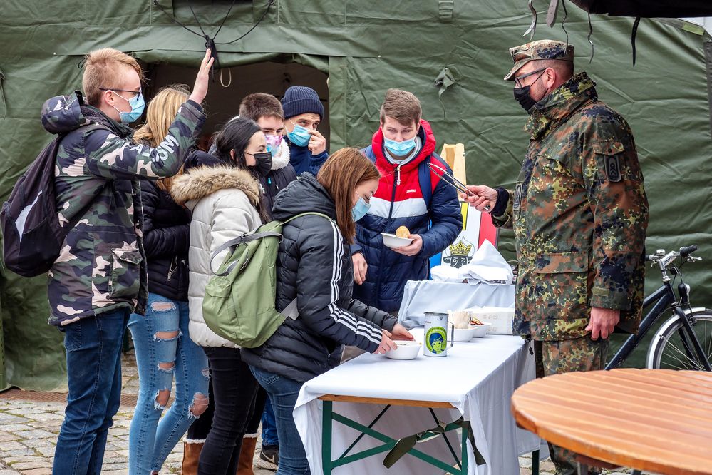 Zum 66. Gründungstag der Bundeswehr - Fest im Rostocker Stadthafen