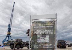 Zum 66. Gründungstag der Bundeswehr - Fest im Rostocker Stadthafen