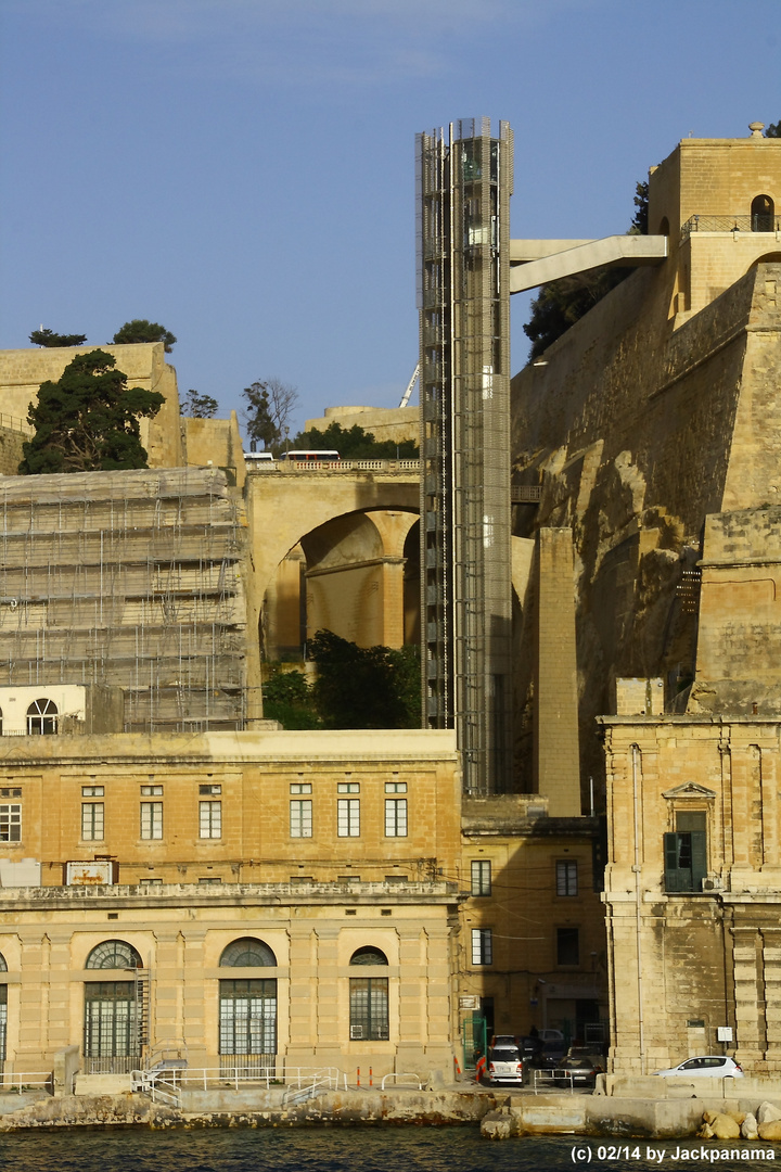Zum Aussichtspunkt mit dem dazugehörigen Aufzug in Valletta (Malta) (3)