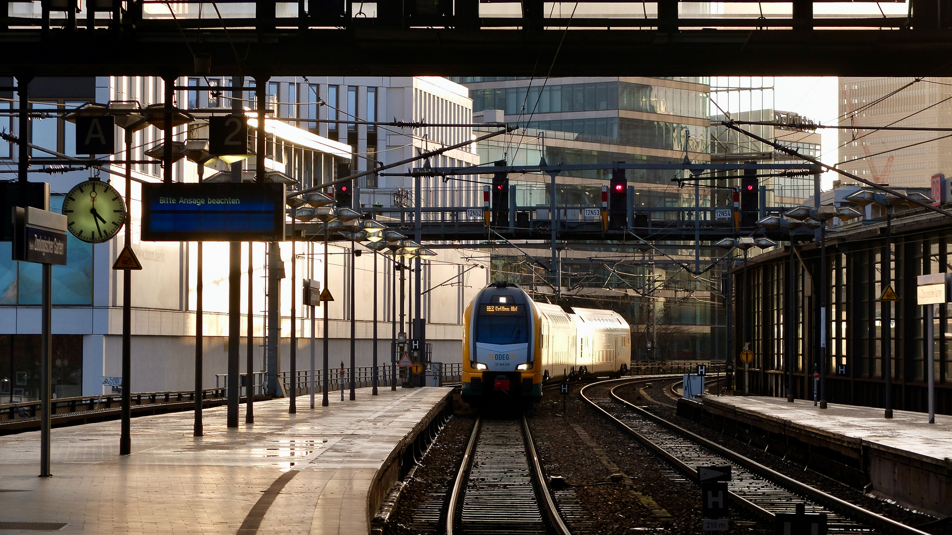 Zum Bahnhof Zoo ...