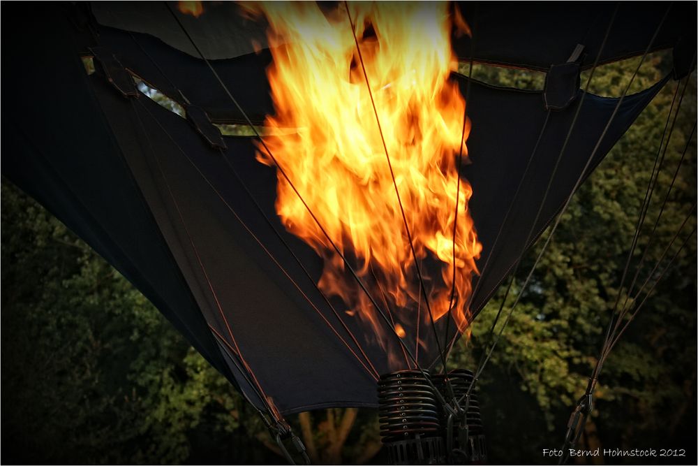 zum Ballonglühen "Nacht der Ballone" in Moers 2012