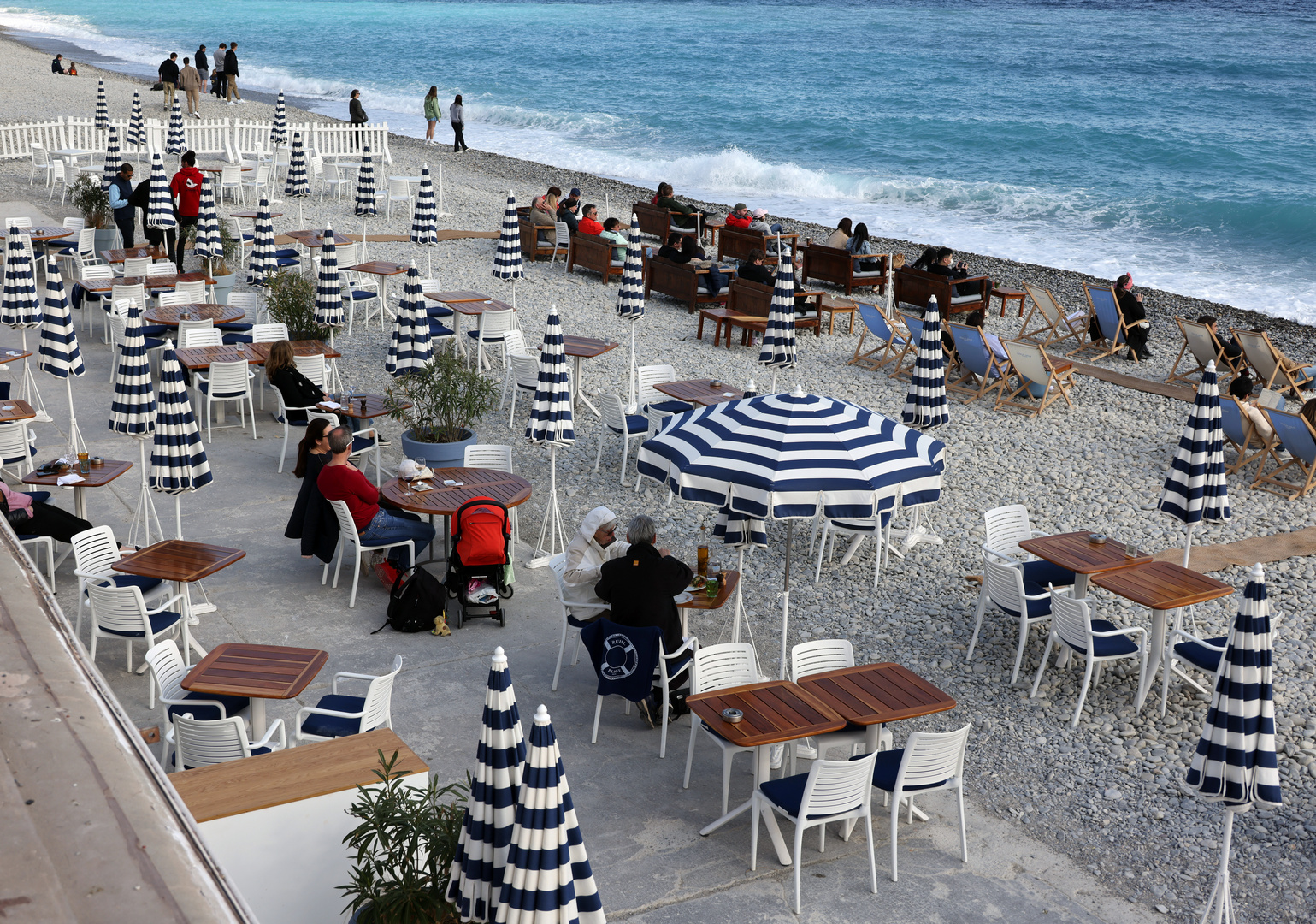 Zum Blue Monday: Strandcafé in Nizza