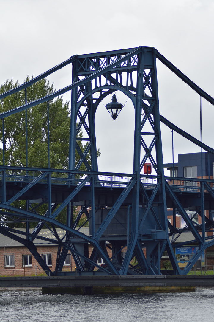 Zum Blue-Monday und zum Wie Dazumal-Tag die Kaiser-Wilhelm-Brücke in Wilhelmshaven