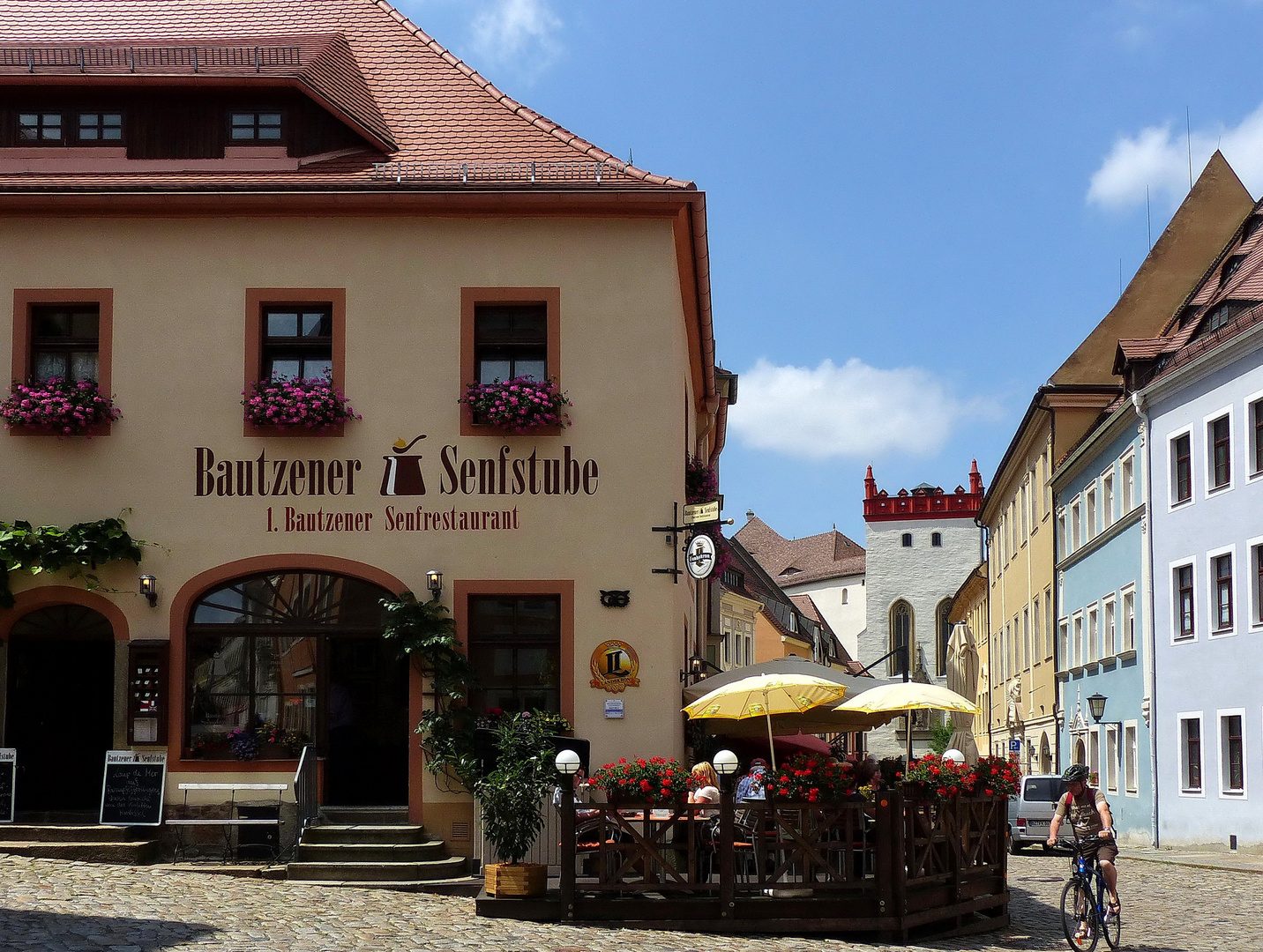 Zum Essen gibt der Wirt seinen S E N F dazu.