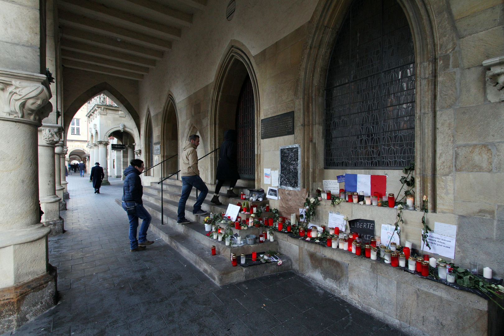 -Zum Gedenken an die Opfer der Anschläge in Paris am 13.11.2015-