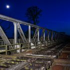 Zum Glück gibt es am Rand der Brücke...