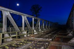 Zum Glück gibt es am Rand der Brücke...