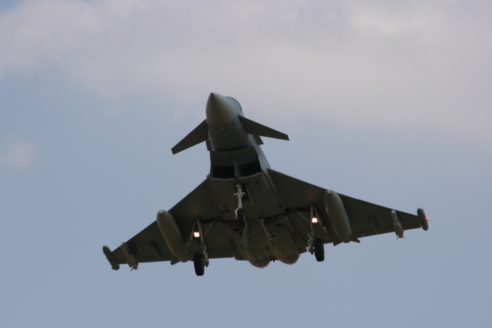 zum Greifen nah... Blick direkt unter dem anfliegenden Eurofighter