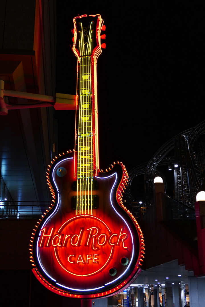 Zum Hard Rock Café hier längs