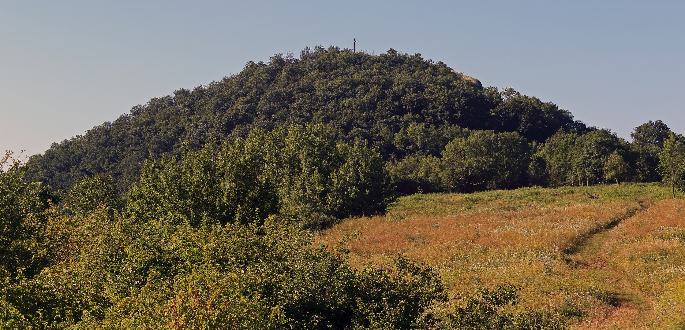 Zum Karfreitag der Radobyl hoch über der Labe (Elbe) im Böhmischen Mittelgebirge...