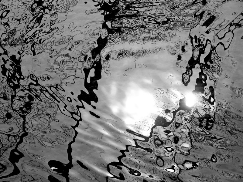 Zum Karfreitag: Spiegelungen im bewegten Wasser ...