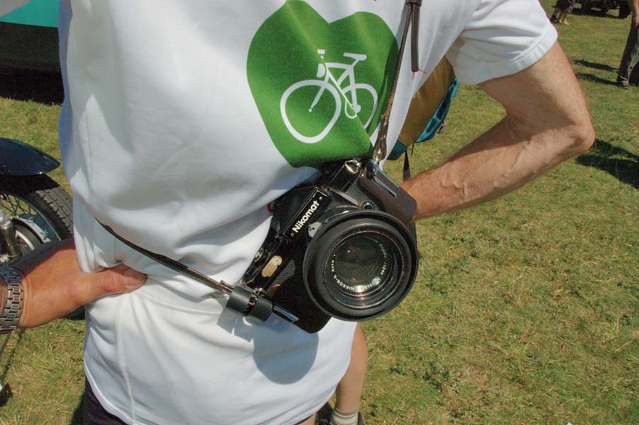 Zum Oldtimertreffen passend angezogener Fotograf von Rolf Heßling