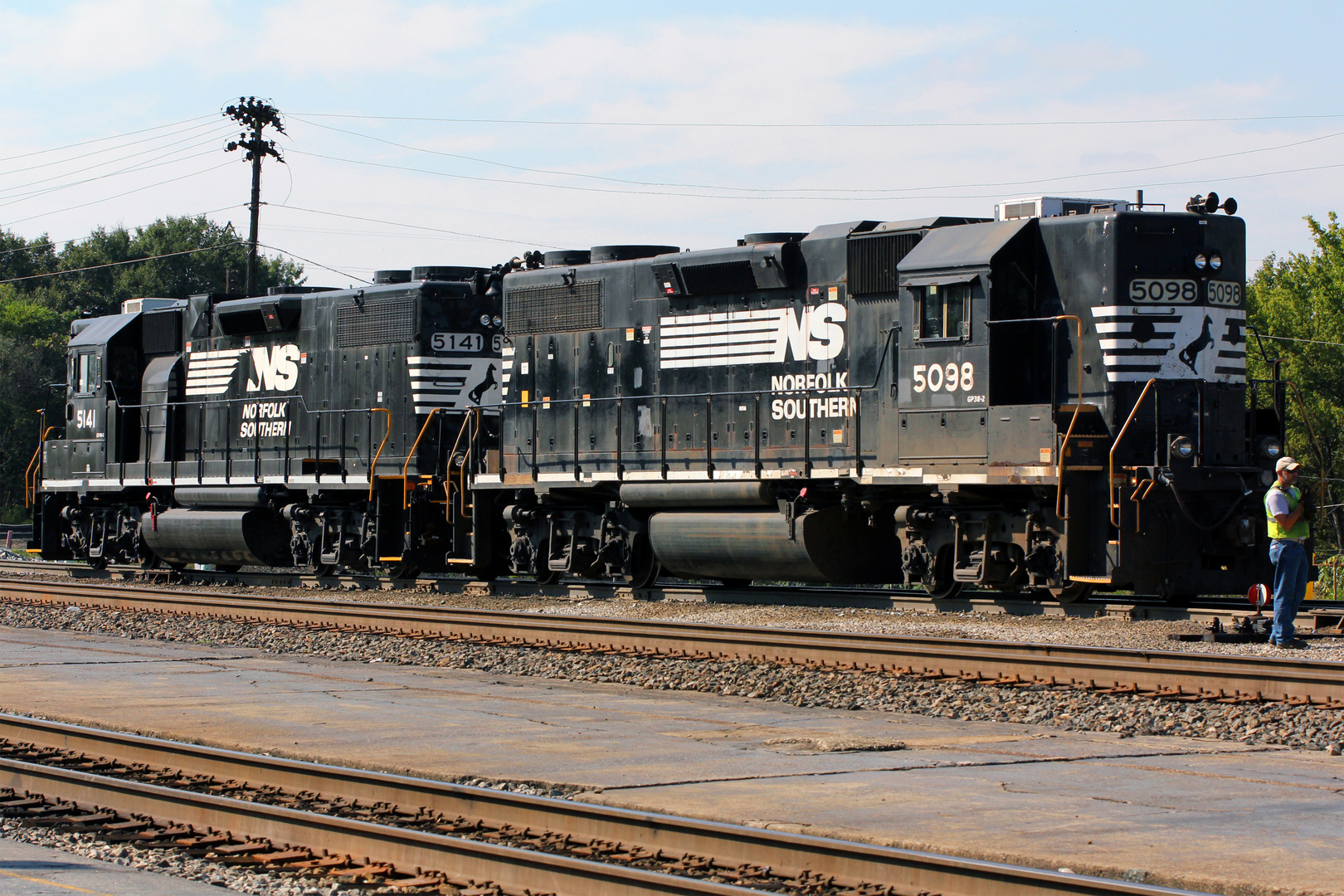 Zum Rangieren Bereit Norfolk Southern Emd Gp 38 2 Ns 5098 Ns 5141 Foto Bild Dampf Diesel Und E Loks Eisenbahn Verkehr Fahrzeuge Bilder Auf Fotocommunity