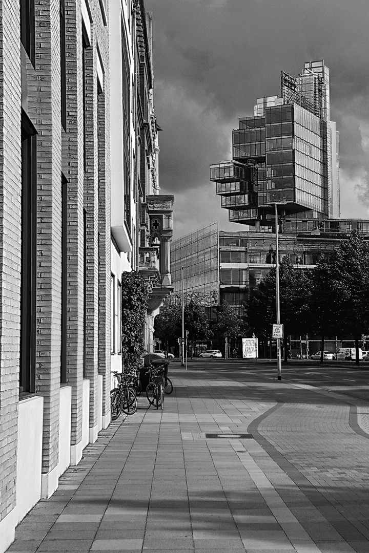 Zum Schwarz-weißen Freitag - Bankgebäude in Hannover