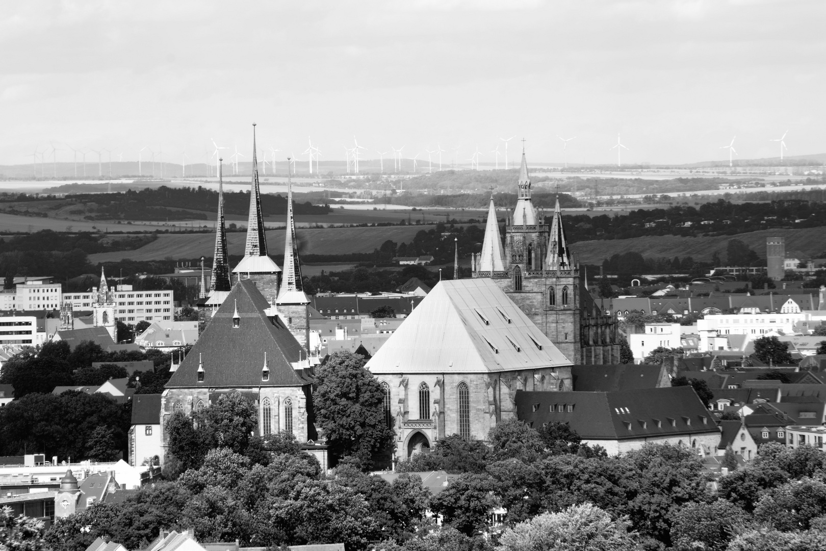 Zum Schwarz-weißen Freitag - Blick von der EGA auf Erfurt