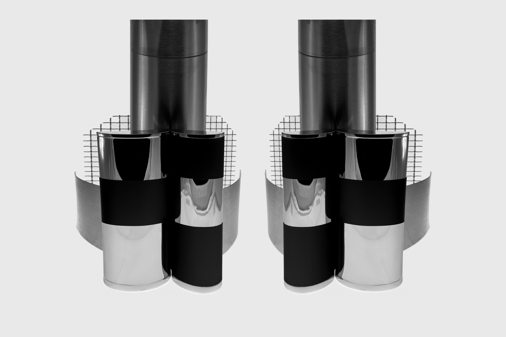 Zum Schwarz-Weißen-Freitag ein Stillleben aus Thermosflasche, Brillenetui, Edelstahlblech und Gitter