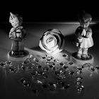 Zum Schwarz-weißen Freitag - Hummelfigurenpaar mit weißer Rose