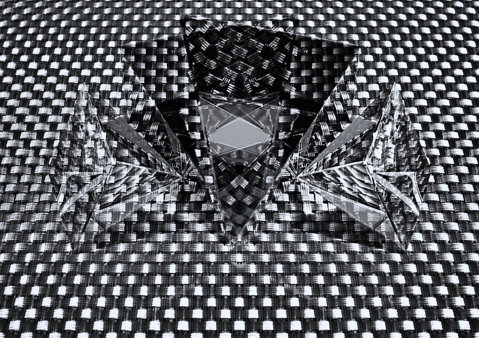 Zum Schwarz-weißen Freitag - Kristallpyramiden auf einer Bastmatte