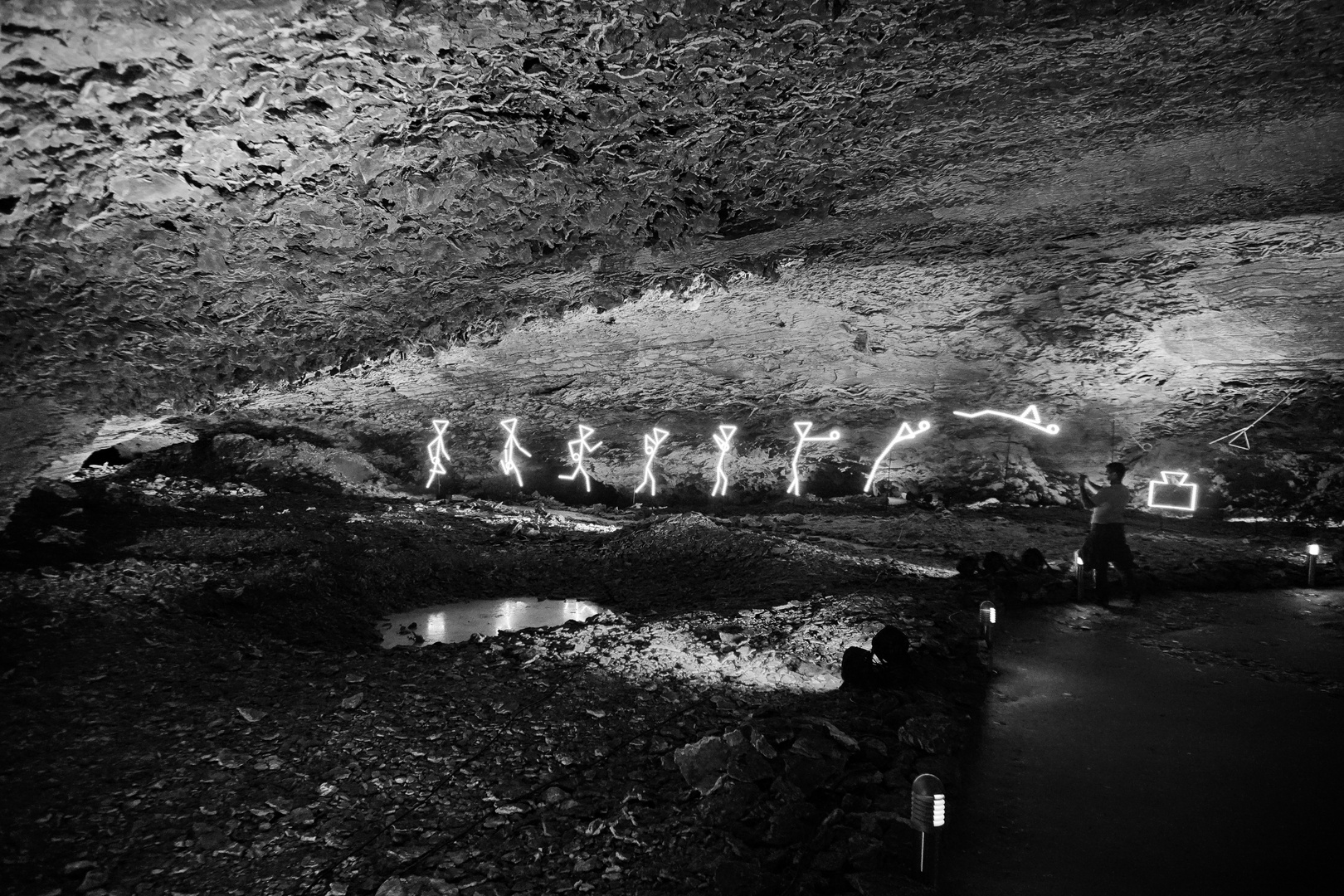 Zum Schwarz-Weißen Freitag - Lichtinstallation in der Barbarossahöhle  