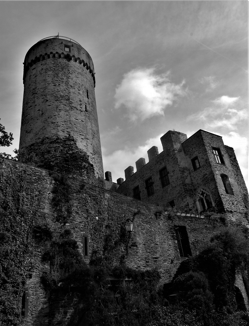 Zum Schwarzweißen Freitag - Bergfried und Wohnanbau der Burg Pyrmont