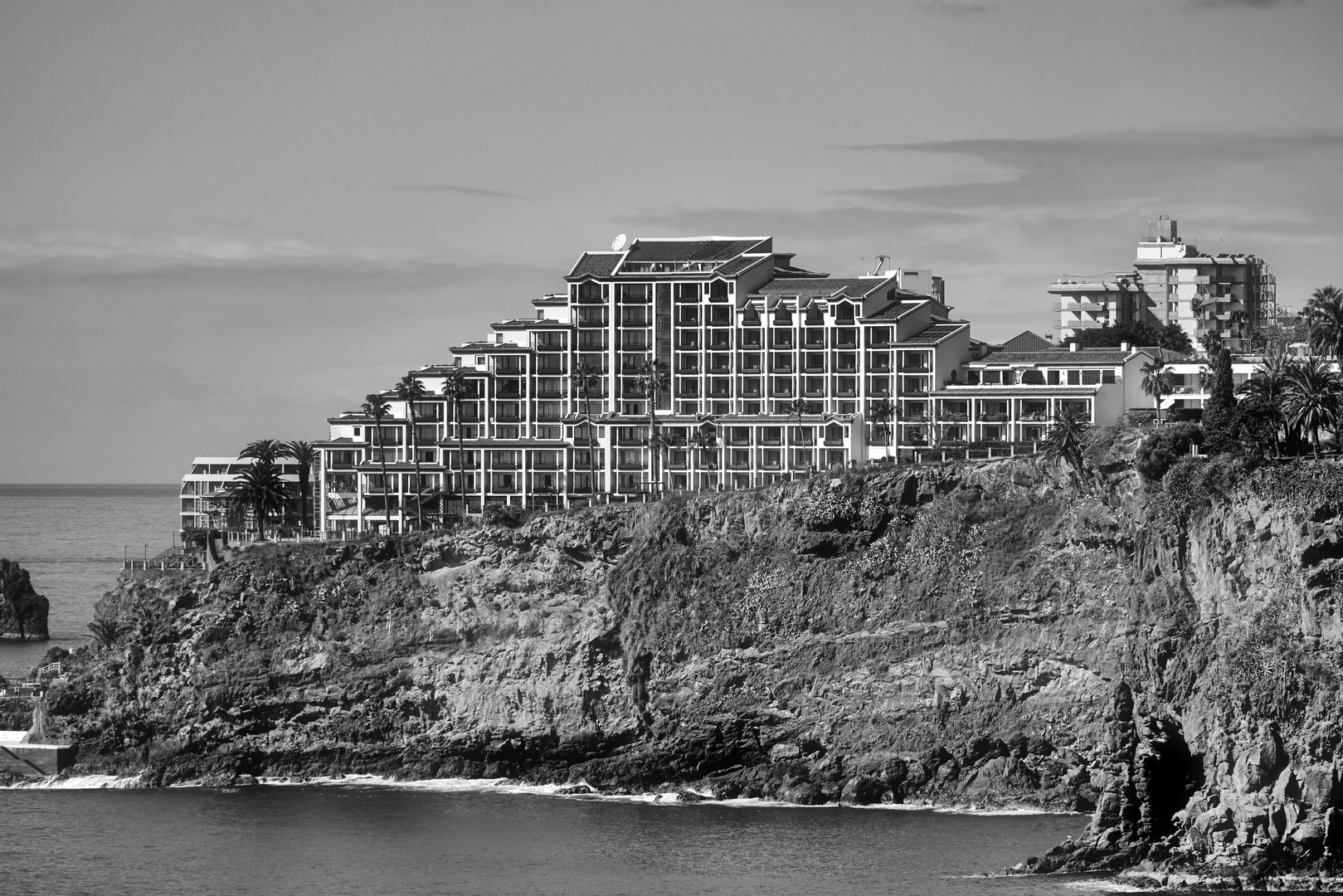 Zum schwarzweißen Freitag:  The Cliff Bay Hotel