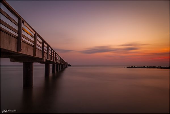 zum Sonnenaufgang an den Strand