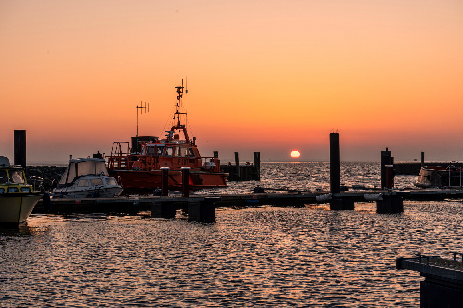 Zum Sonnenaufgang im kleinen Hafen von Barhöft...  