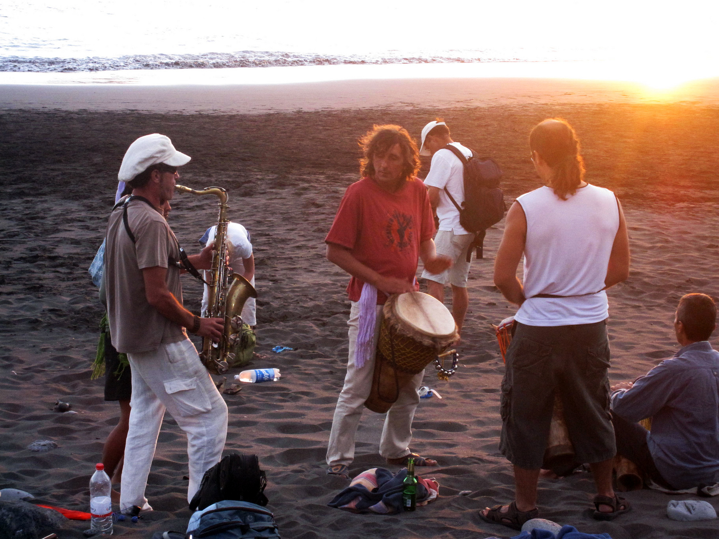 Zum Sonnenuntergang am Strand