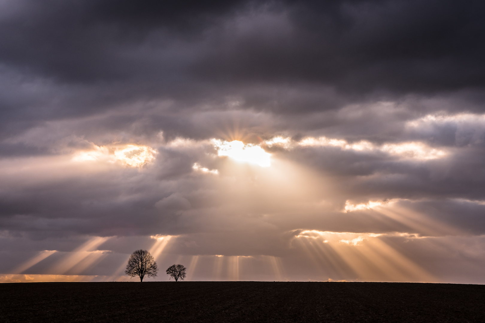 Zum Sonnenuntergang spitzt die Sonne nochmal durch die Wolken 