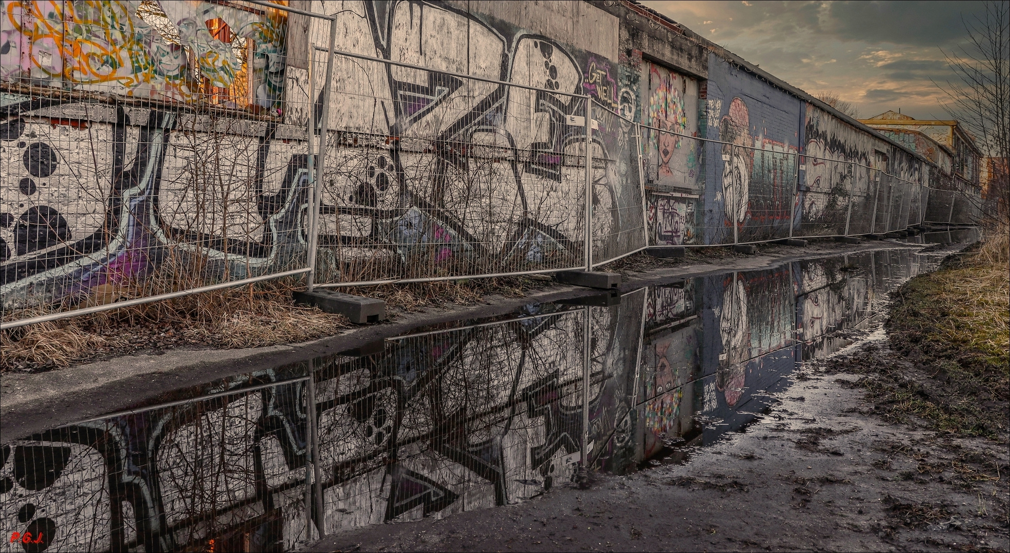 Zum Spiegel-Dienstag: Graffiti-Wand mit Pfütze 