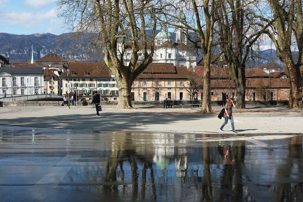 Zum Spiegelbild der St.Ursenkathedrale