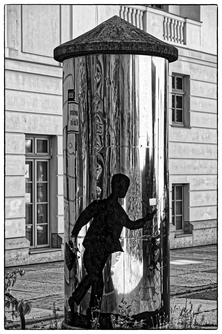 Zum Spiegeldienstag ein spiegelnde Litfaßsäule