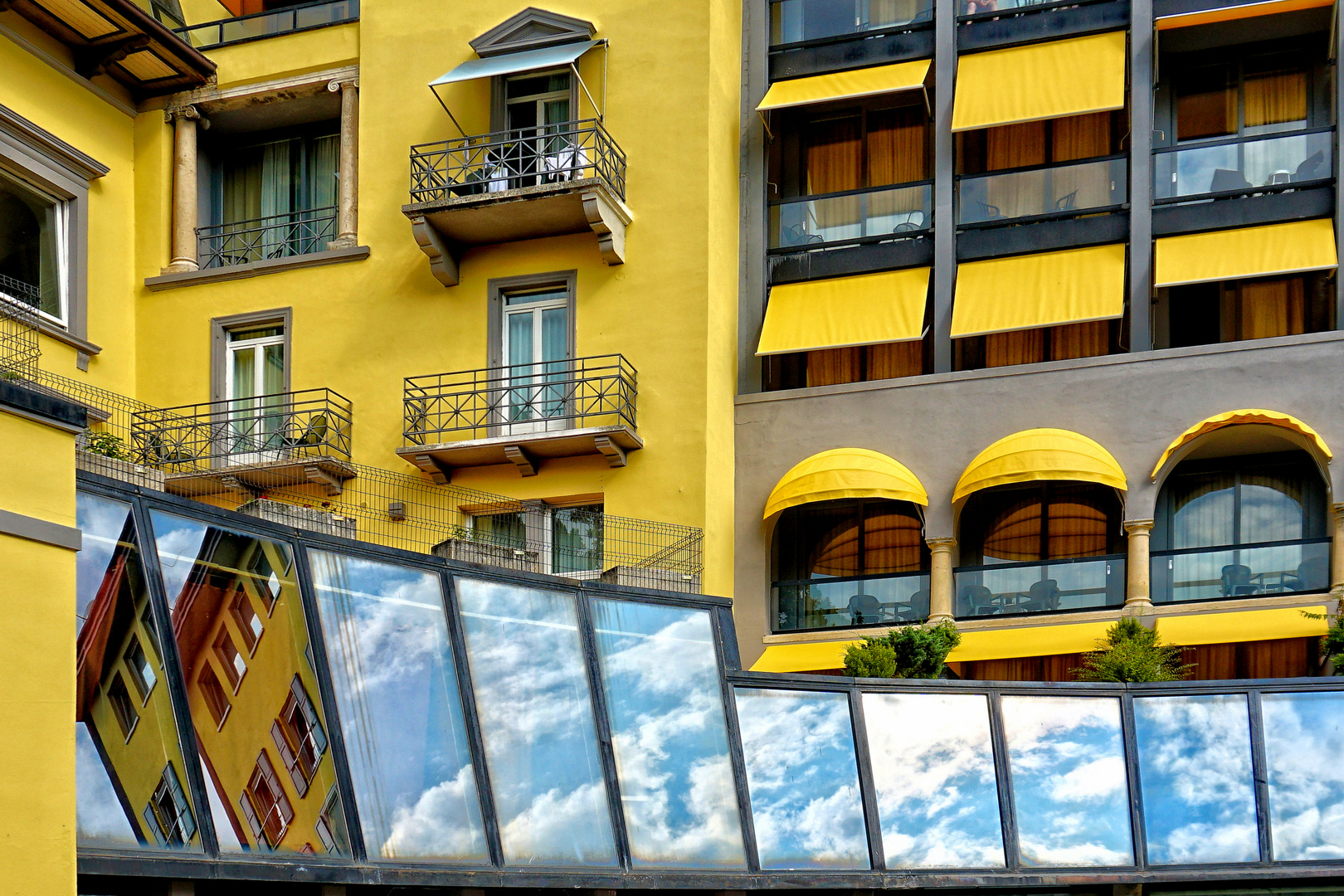 Zum Spiegeldienstag - Gespiegeltes Himmel in der gläsernen Fassade