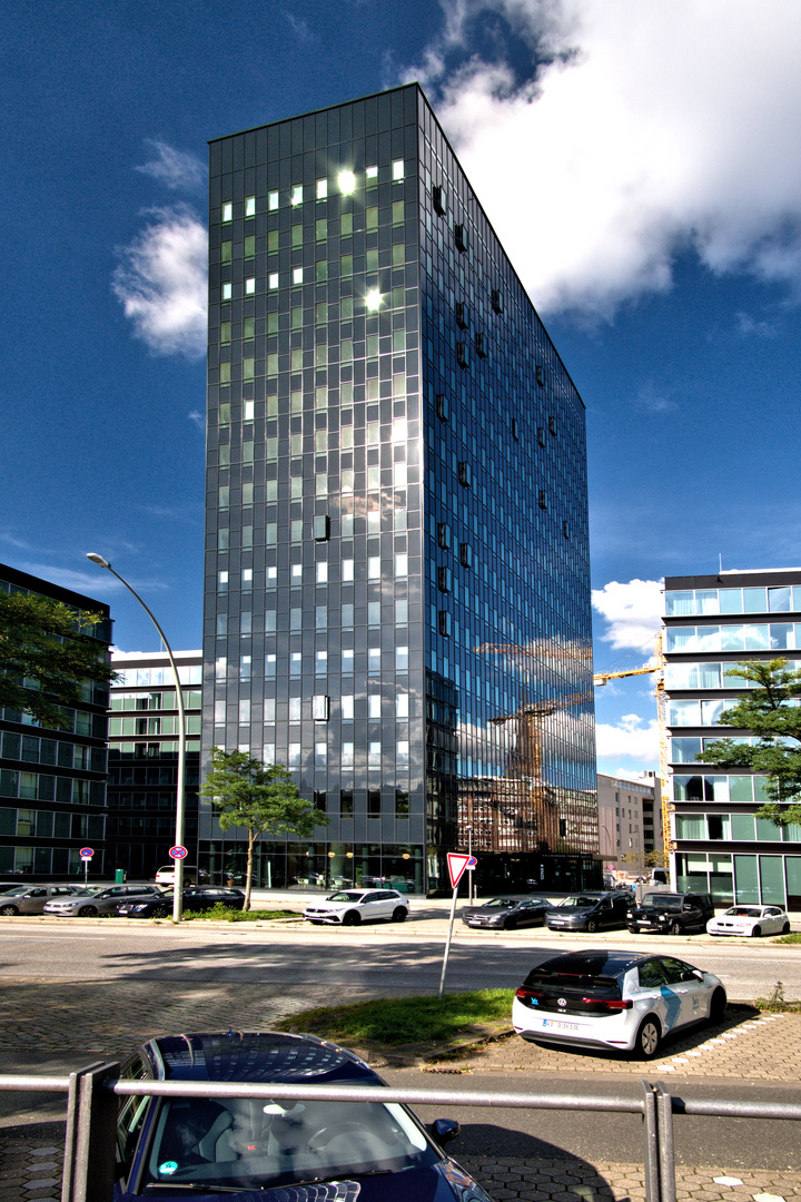 Zum Spiegeldienstag - Spiegelnde Fassade in Hamburg