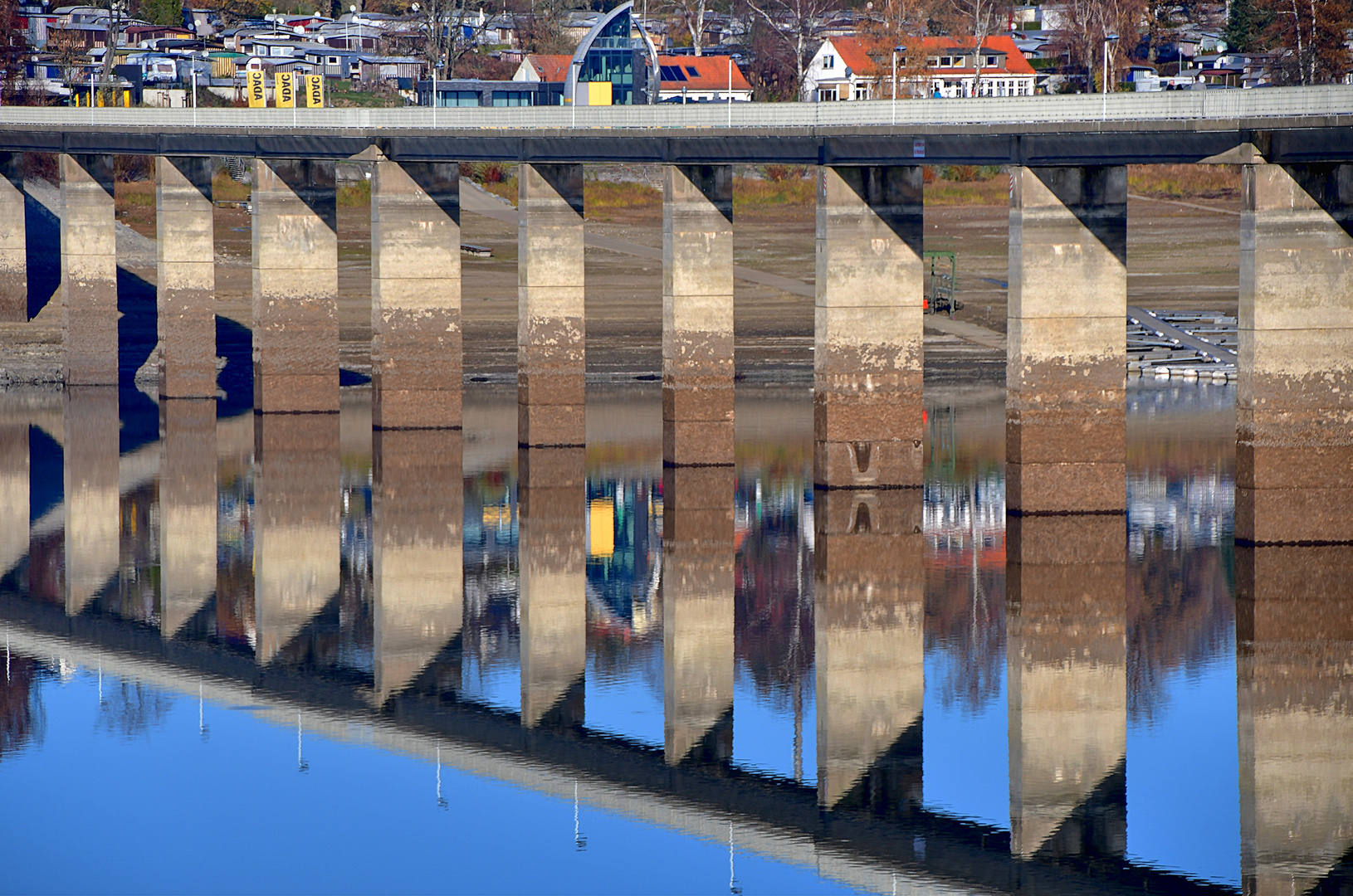 Zum Spiegeln reicht das Wasser noch