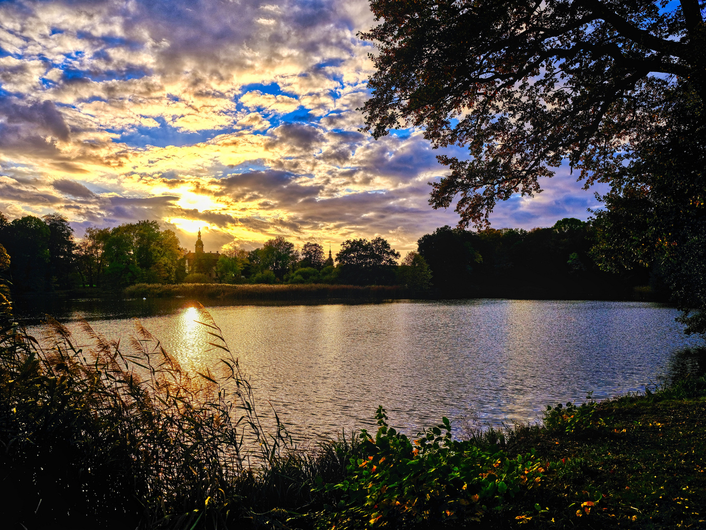 Zum Spiegeltag: Abendstimmung am Schlossteich