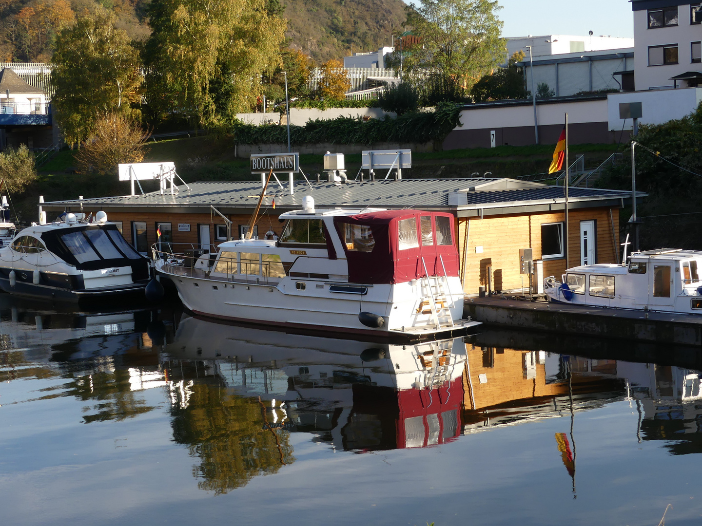 Zum Spiegeltag am Bootshaus auf der Lahn