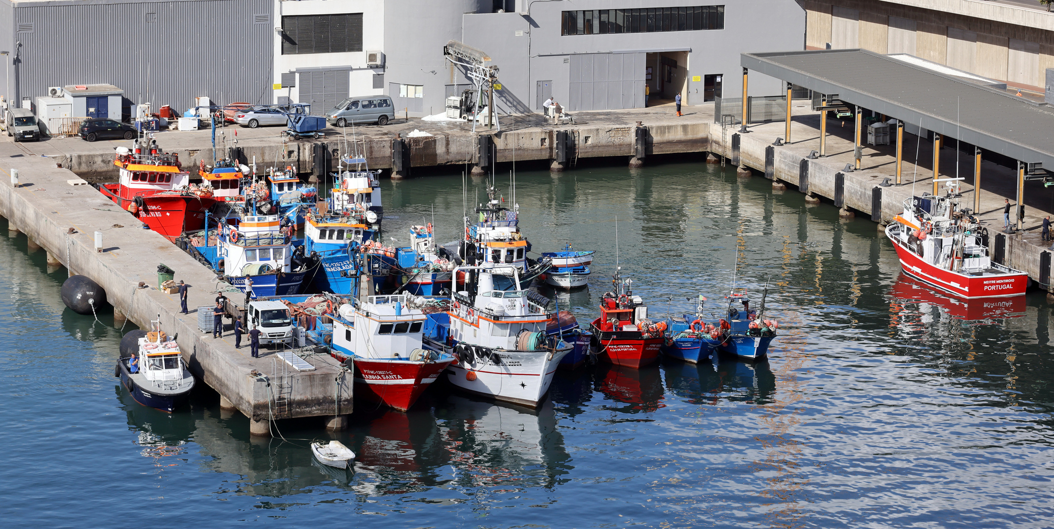 Zum Spiegeltag: Boote im Hafen von Funchal