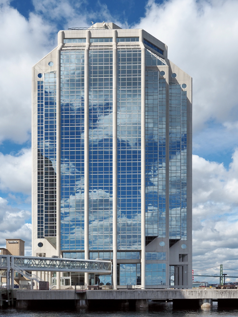 Zum Spiegeltag: Bürotower im Hafen von Halifax (Nova Scotia), Kanada