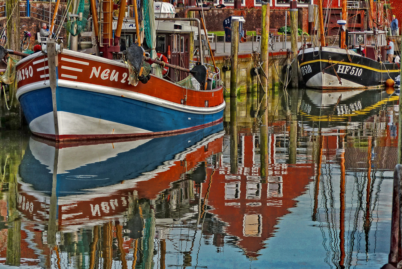 Zum Spiegeltag  Der Hafen von Neuharlingersiel