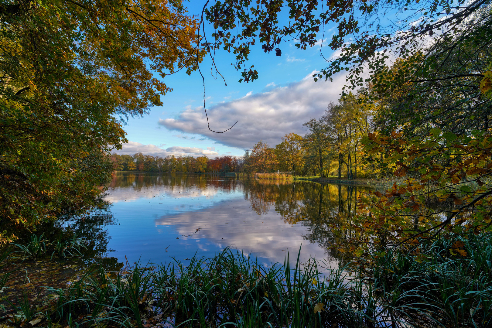 Zum Spiegeltag: Herbst im Schlosspark