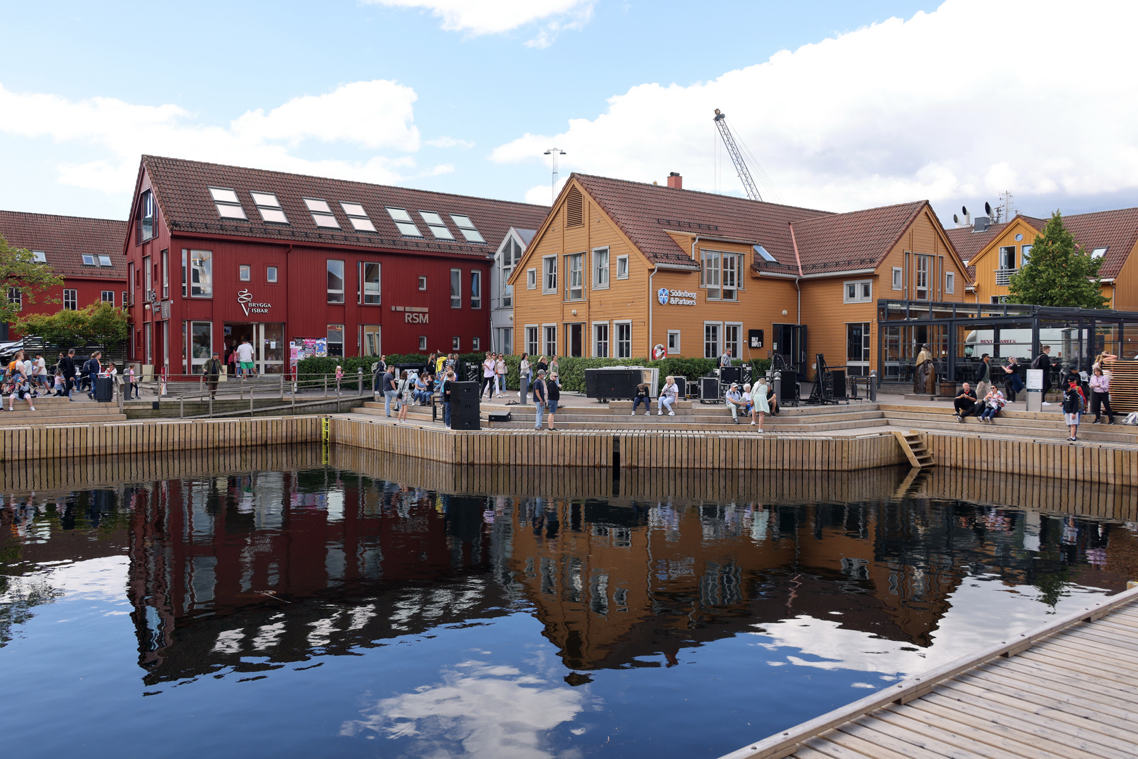 Zum Spiegeltag: Holzhäuser im norwegischen Kristiansand