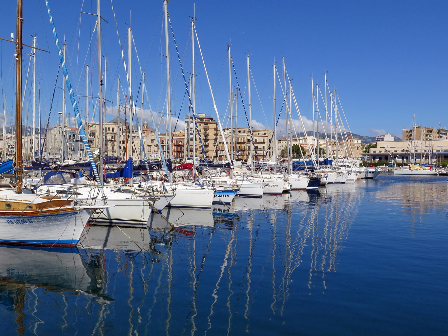 Zum Spiegeltag: Im Yachthafen von Palermo (Sizilien)