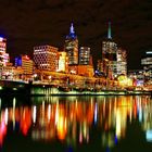 Zum Spiegeltag: Melbourne at nighttime