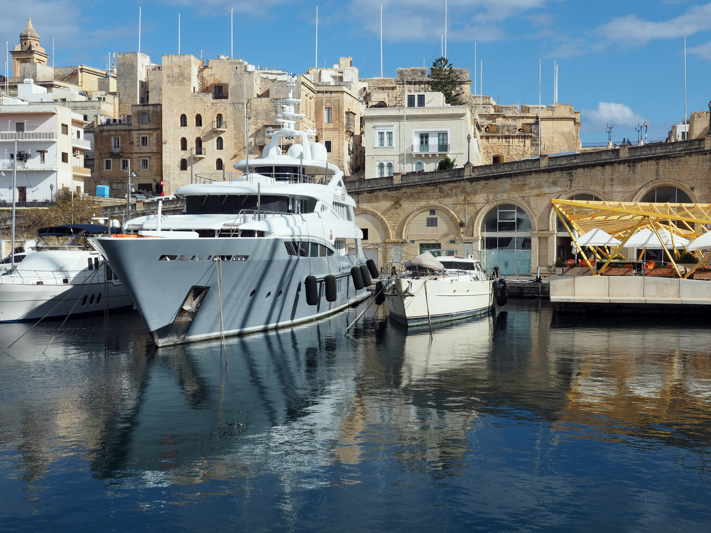 Zum Spiegeltag: Yachten im Hafen von Vittoriosa (Malta)
