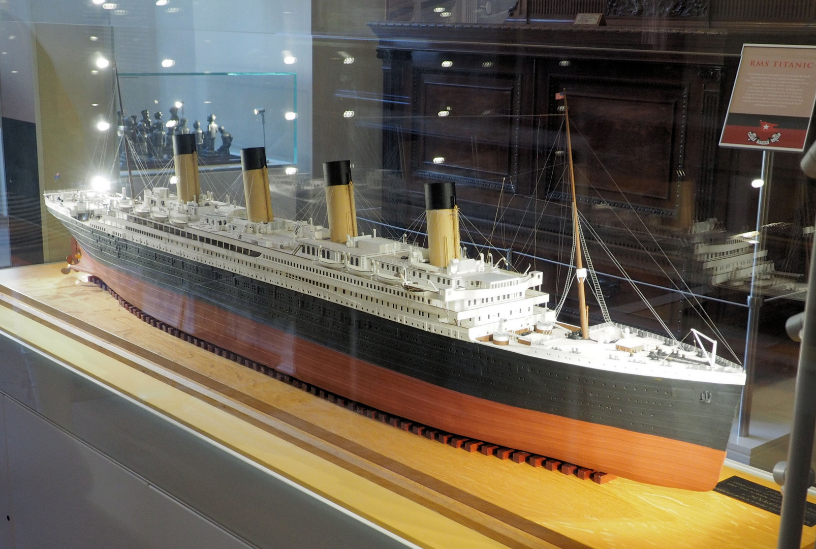 Zum Spiegeltag...Titanic Modell hinter Glas ...