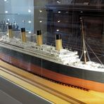 Zum Spiegeltag...Titanic Modell hinter Glas ...